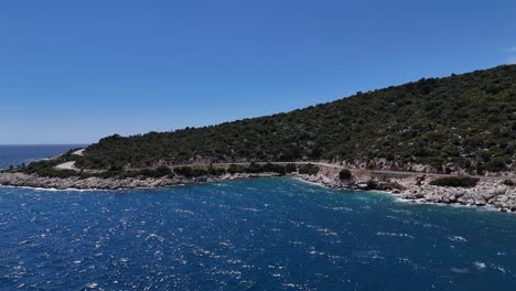 Vista-Aérea-De-La-Costa,-La-Perfecta-Armonía-De-Verde-Y-Azul,