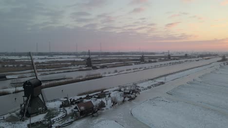 Sereno-Amanecer-Matutino-En-El-Paisaje-Invernal-De-Molinos-De-Viento-Holandeses-Rurales