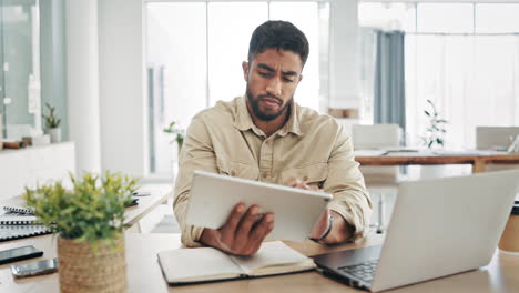 Computadora-Portátil,-Tableta-E-Investigación-Con-Un-Hombre-De-Negocios