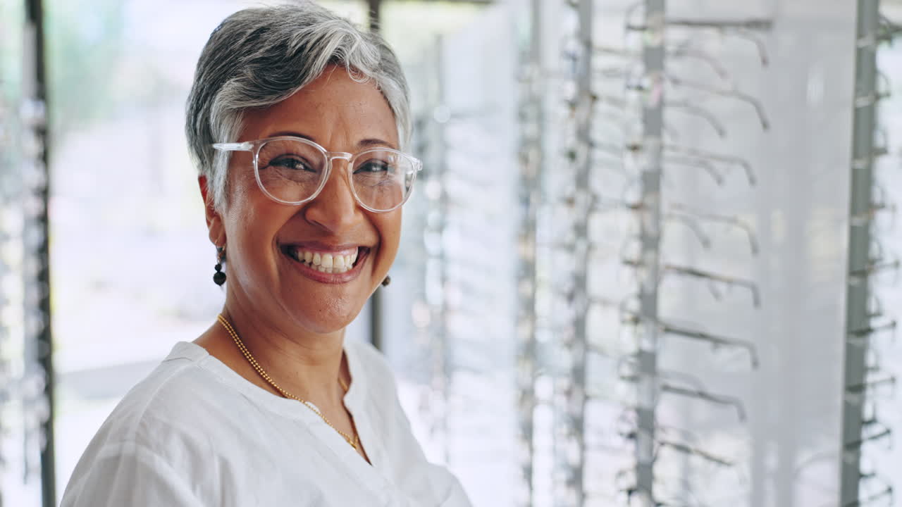 gezicht, bril en winkel met oudere vrouw