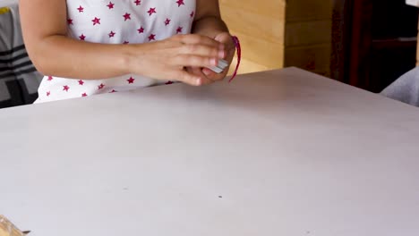 las manos de la mujer mezclando cartas del tarot, volteando tres e interpretándolas