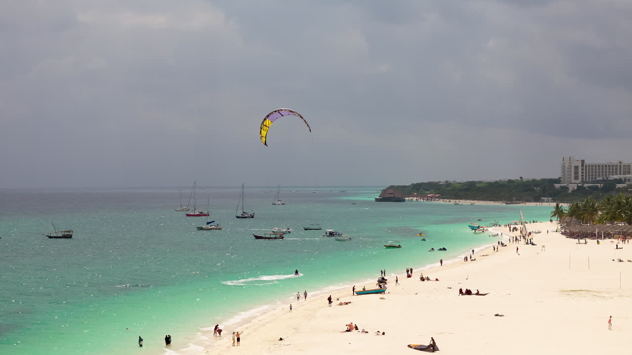 젠지바르의  모래 해변과 티르코이즈 바다에서 24fps로 촬영된 타임 스