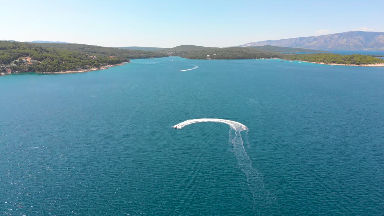 크로아티아 해안선에 있는 아드리아 해의 아름다운 바다에서 모터보트