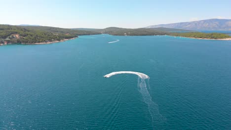 lancha en hermosas aguas oceánicas del mar adriático en la costa de croacia