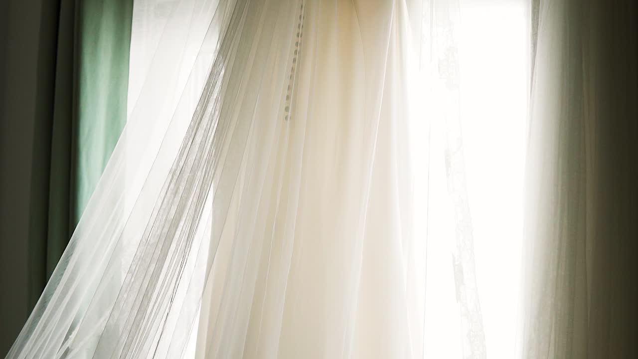 웨딩 드레스 를 매달고 결혼식 을 준비 한다