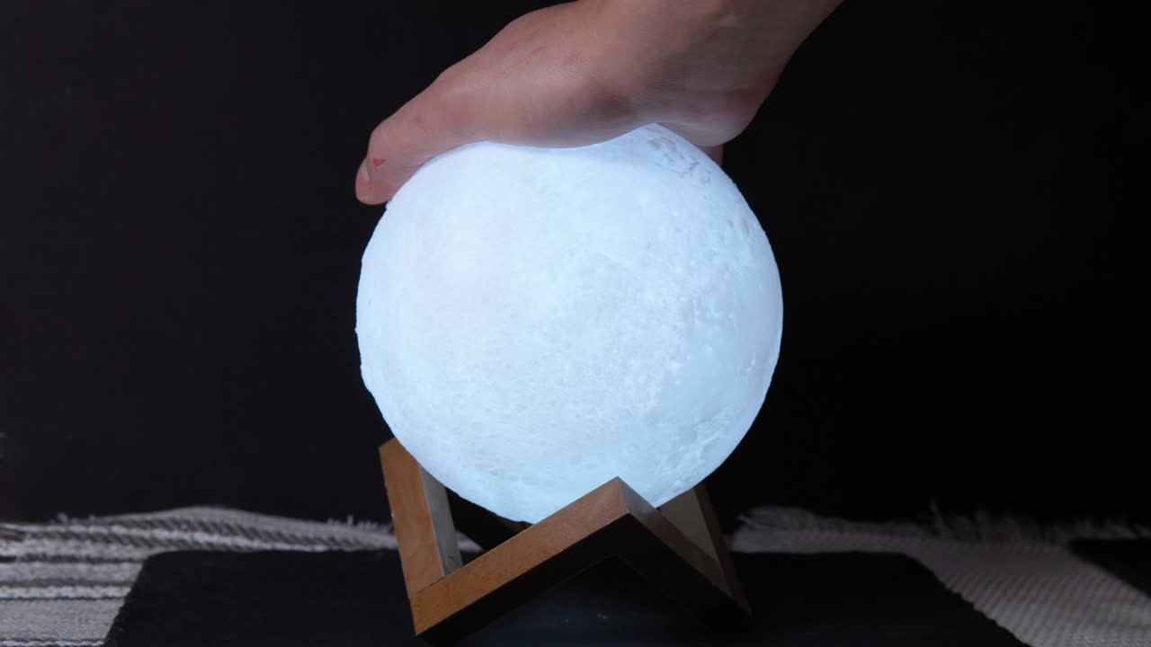 iluminación nocturna en forma de luna una escena nocturna en la oscuridad dispositivo de iluminación para el hogar por la noche