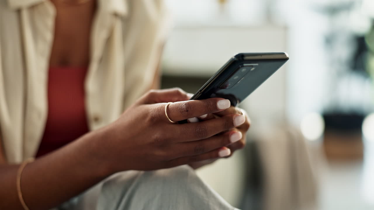 mani, telefonata o donna sul divano