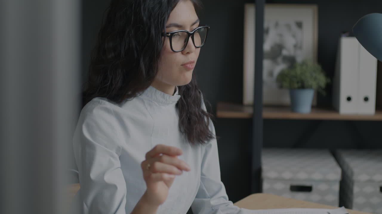 mujer trabajando en una oficina moderna