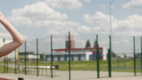 Vista-Cercana-De-La-Mujer-Rubia-Golpeando-Una-Pelota-De-Voleibol