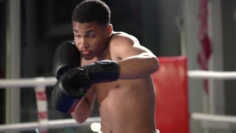 joven boxeador entrenando en el ring de boxeo