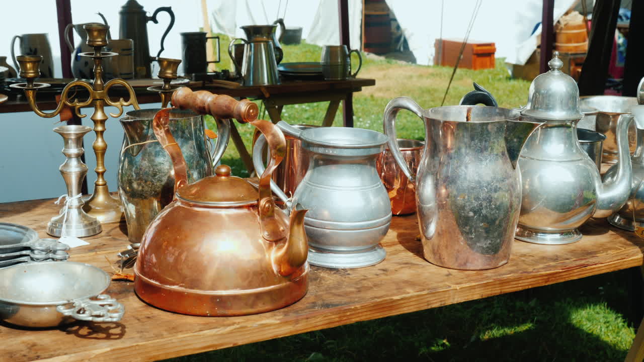 거리 판매에 골동품 요리 세트