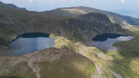 Personas-En-Siete-Lagos-De-Rila-Caminan-Por-El-Mirador-Del-Sendero-En-Bulgaria---Círculos-Aéreos-4k