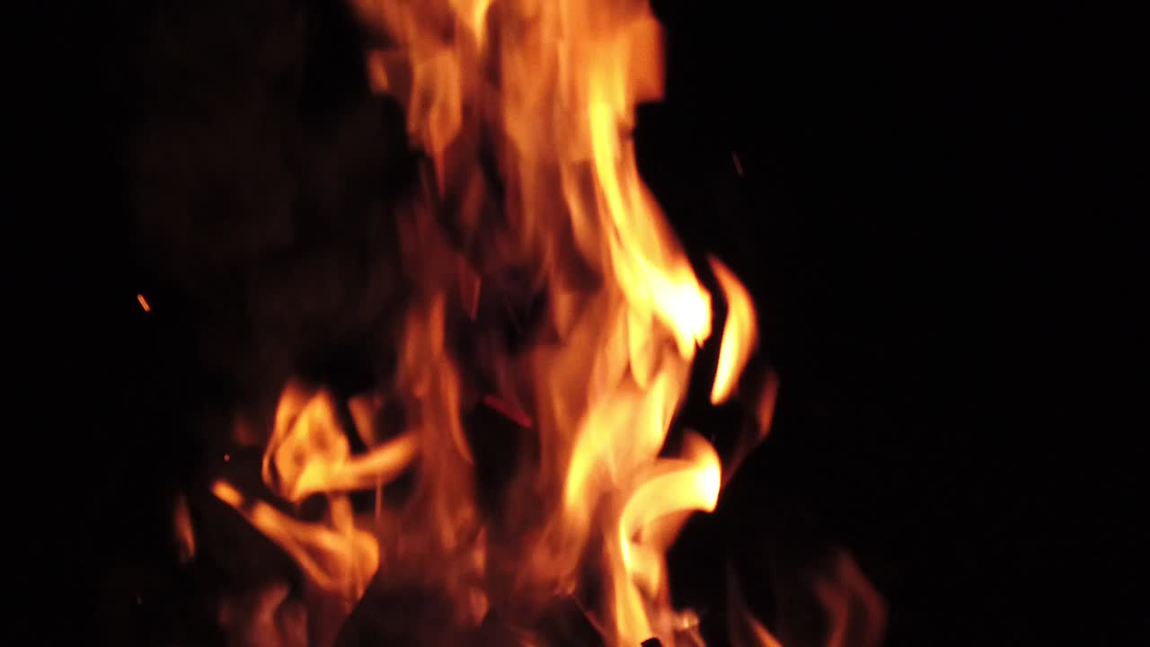 un fuego de tronco ardiendo en la noche, captura en cámara lenta