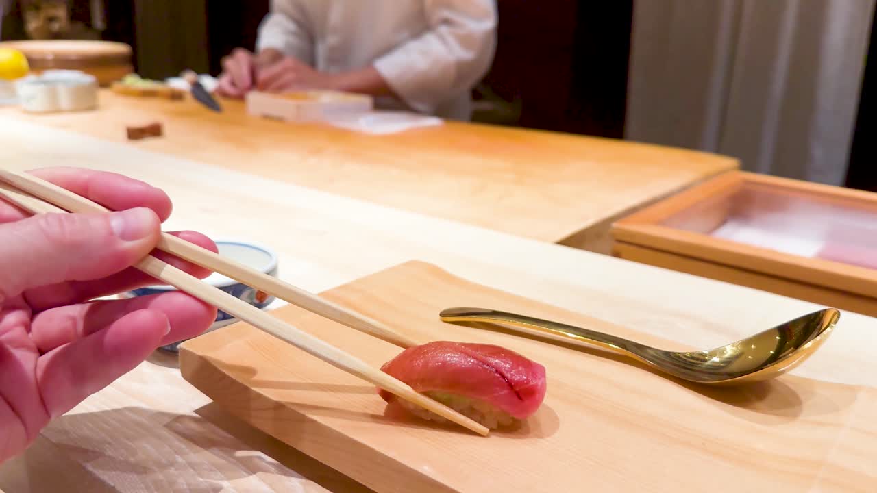 шеф-повар готовит суши в японском ресторане