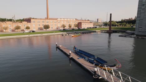 dolly aéreo disparó barco tradicional moliceiro en los canales de aveiro, antigua fábrica de cerámica