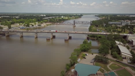 Toma-Aérea-Panorámica-I-40-Puente-Sobre-El-Río-Arkansas-Centro-De-Little-Rock-Arkansas