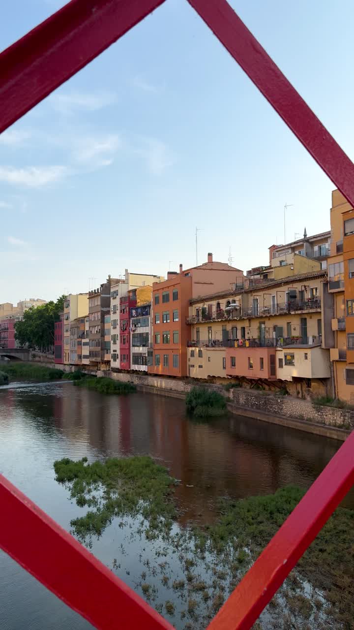 Vista degli edifici colorati dal ponte Peixateries Velles a Gerona