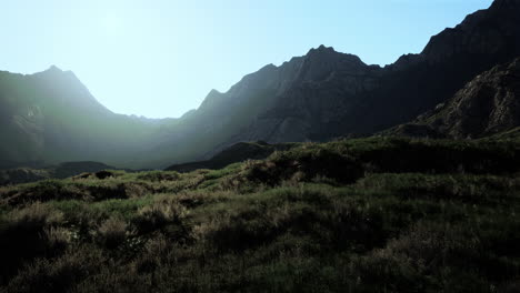 impresionante paisaje montañoso al atardecer