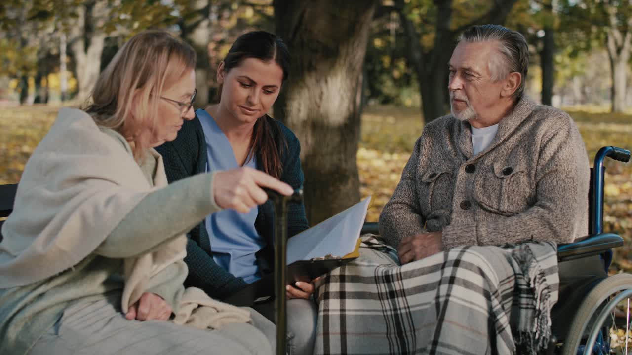 여성 간호사가 환자들과 함께 결과를 분석하고 있습니다.