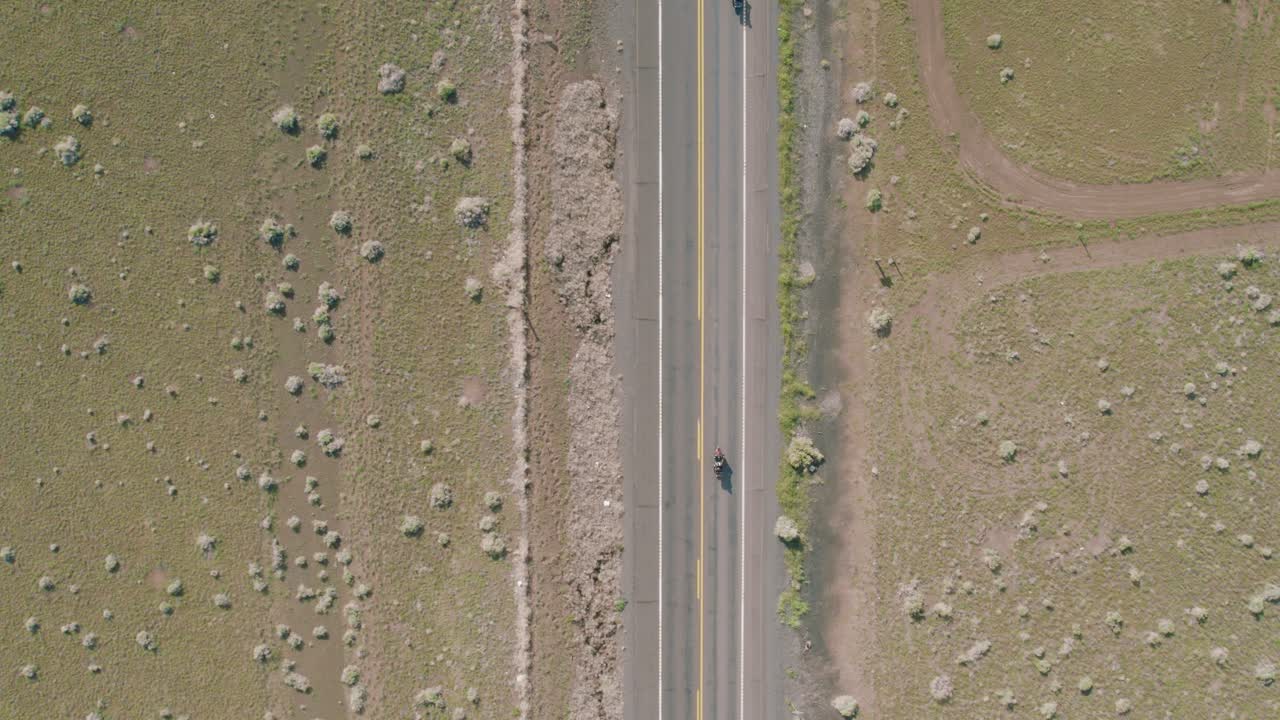 애리조나 의 뒷길 을 타고 있는 모터사이클 한 집단 의 공중  ⁇  아래 로  ⁇