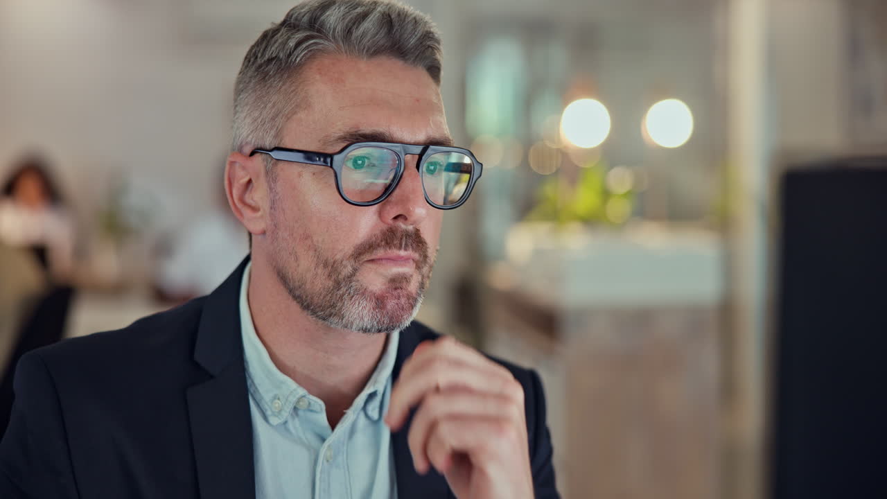 hombre de negocios maduro, pensando