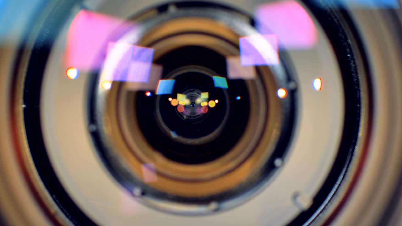 um tiro em movimento focando em uma lente de câmera aberta.