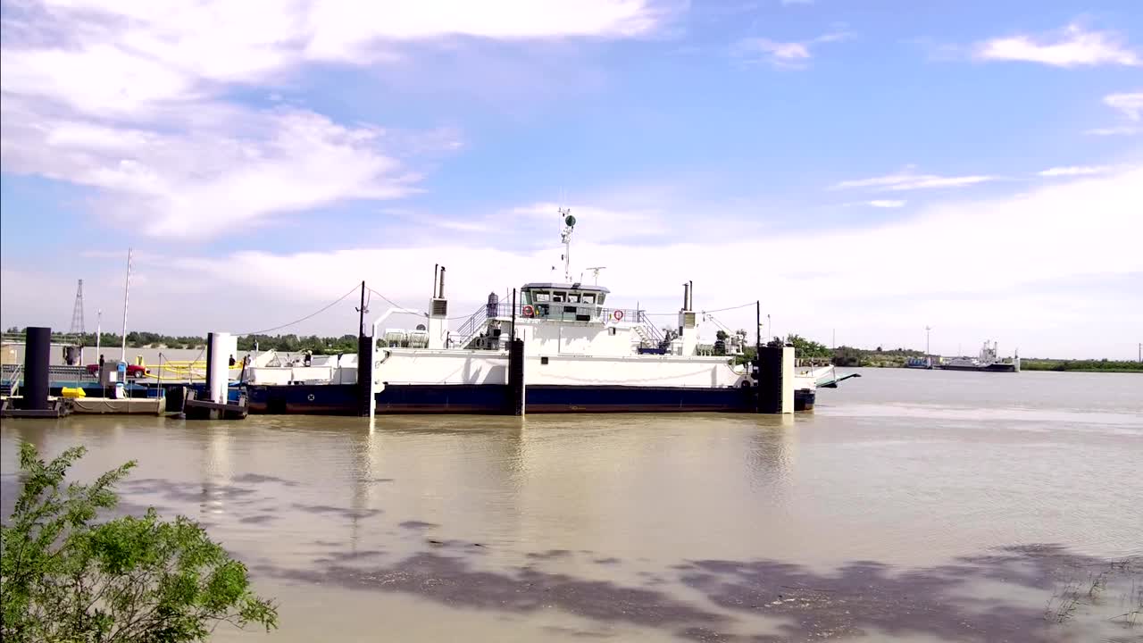 차량과 관광객을 수송하는 페리 보트가 프랑스의 로네 강을 건너고 있습니다.