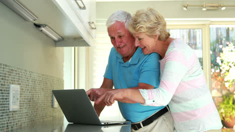 Pareja-Mayor-Usando-Laptop