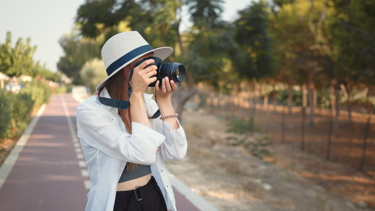 ผู้หญิงถ่ายรูปในสวนสาธารณะ