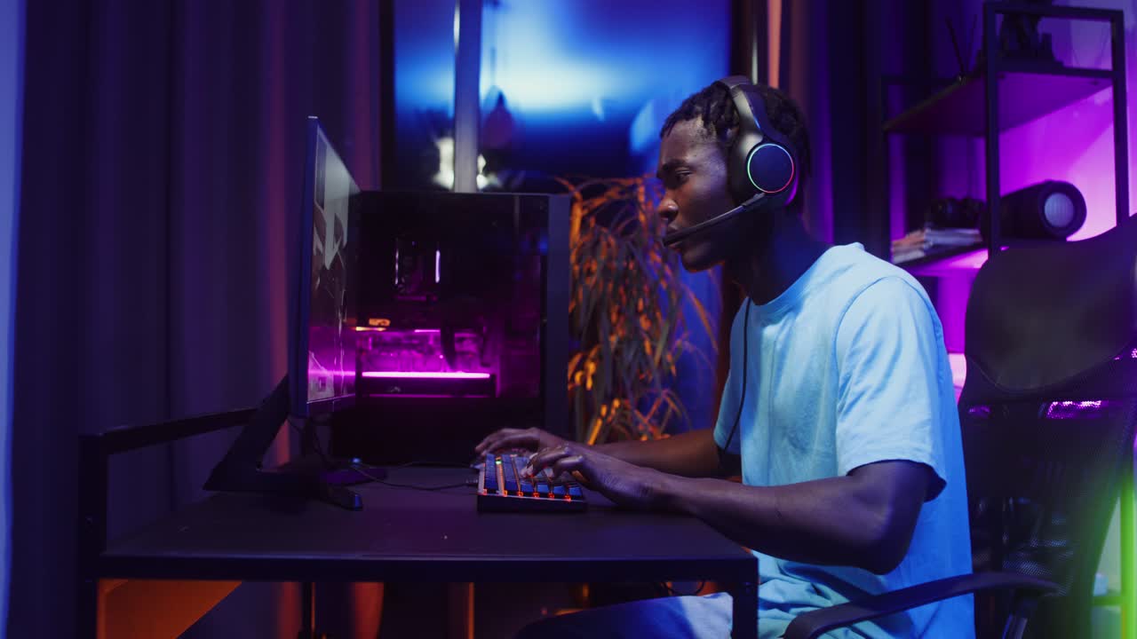 Uomo che gioca ai videogiochi con cuffie e microfono
