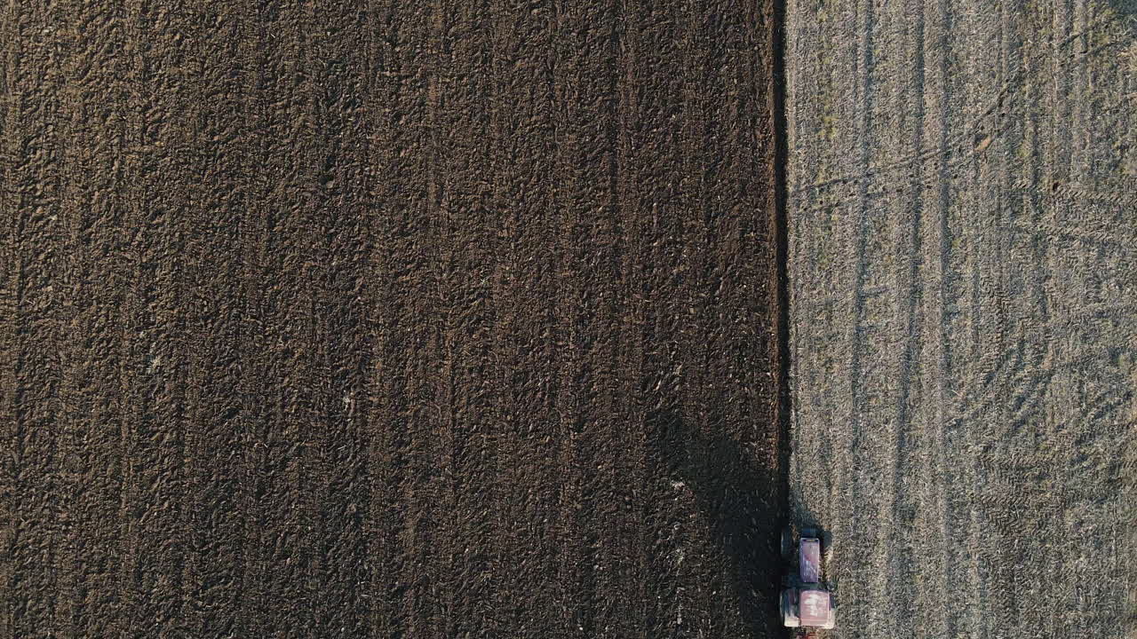 Vista aerea dall'alto di un contadino che ara un campo - Riprese aeree con drone