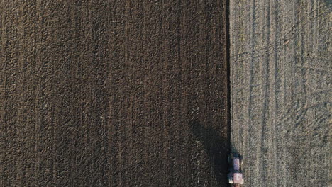 Vista-Aérea-De-Los-Pájaros-Del-Agricultor-Arando-Un-Campo---Imágenes-Aéreas-De-Drones