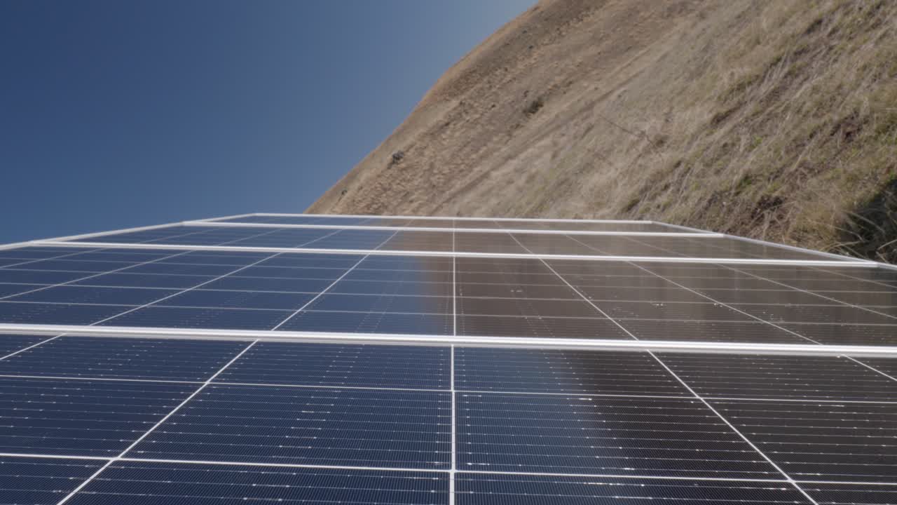 panel solar en las tierras altas secas y soleadas