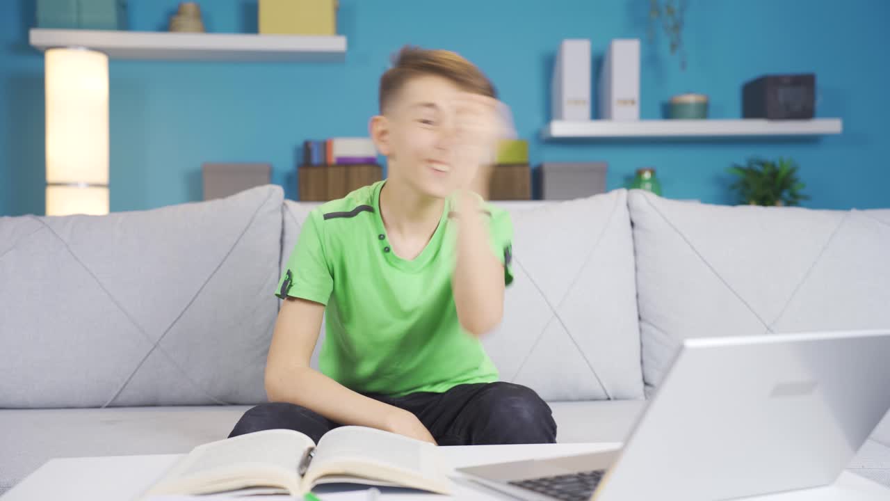 생각하는 소년은 아이디어를 떠올리고 카메라를 향해 긍정적인 몸짓을 합니다.