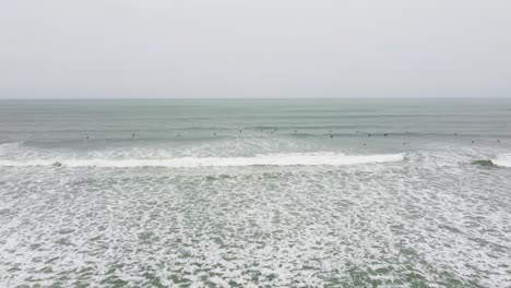 Video-De-Drones-De-Surfistas-Remando-Hacia-El-Mar