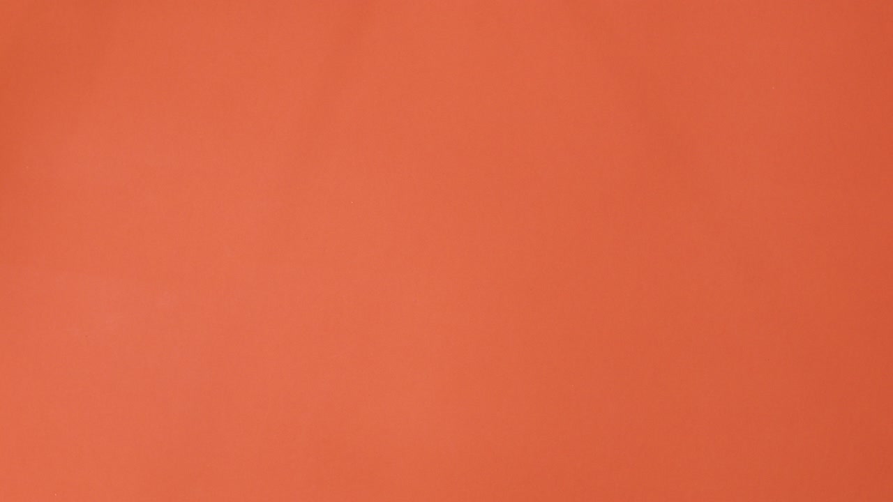 las frutas tropicales de verano aparecen en el lado izquierdo del fondo naranja.