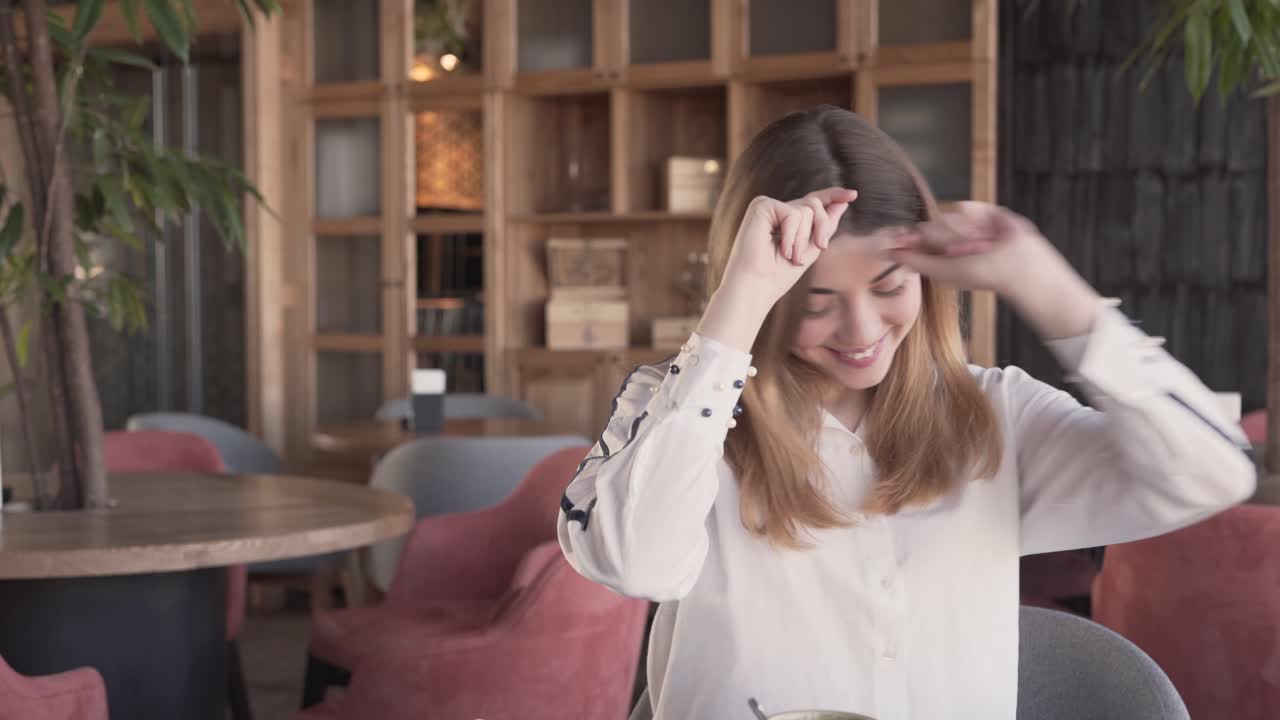 очаровательная девушка получила sms-сообщение от понравившегося ей мальчика