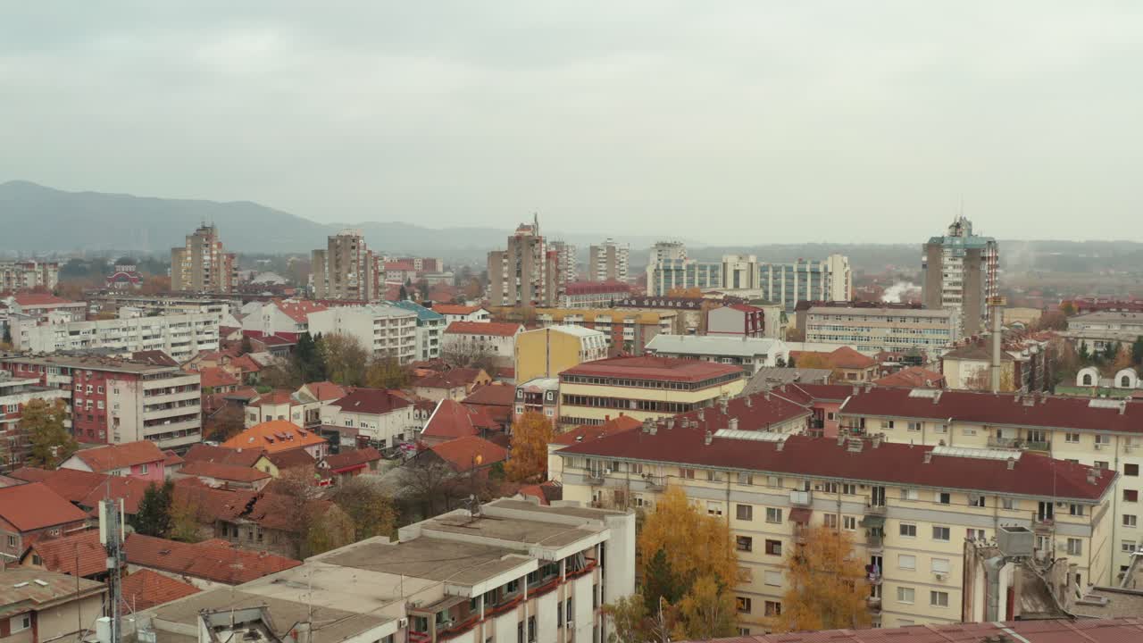la maravillosa vista del cielo en la ciudad de kraljevo serbia rodeada de edificios altos - toma aérea