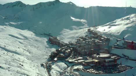 Antena:-Popular-Estación-De-Esquí-Turística-De-Pas-De-La-Casa,-Montañas-De-Los-Pirineos