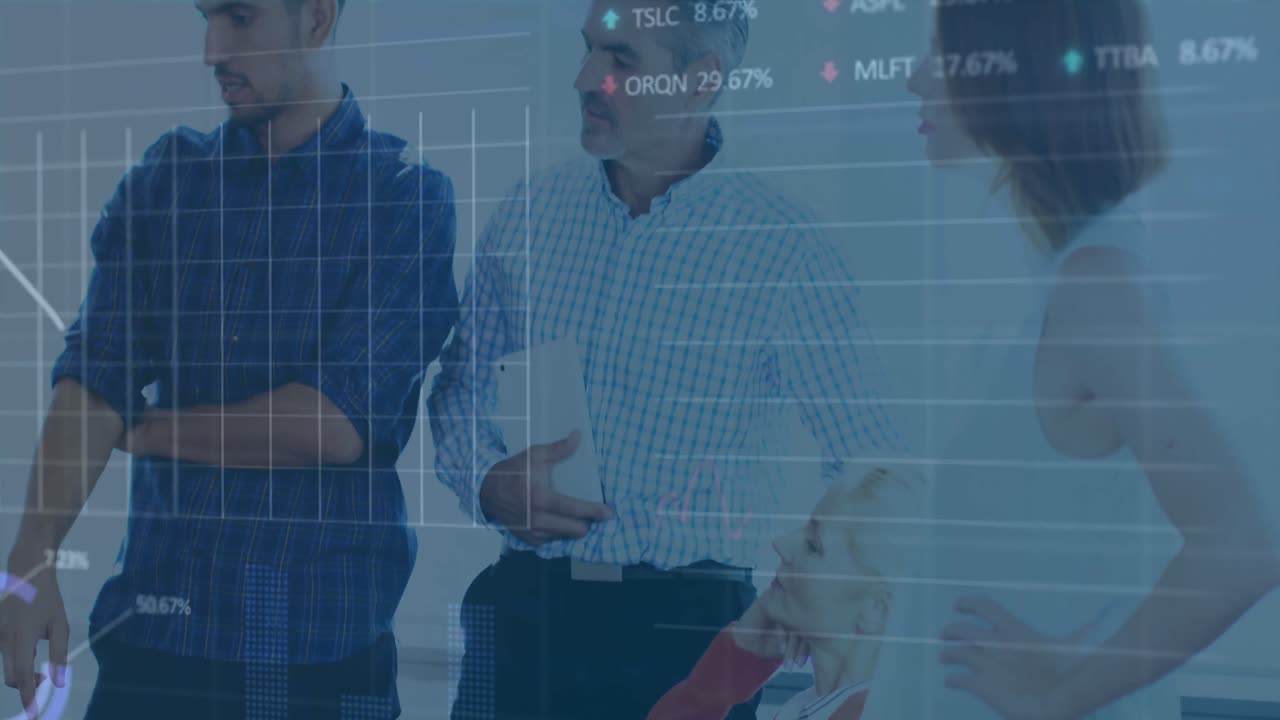 Animação do processamento de dados financeiros e do mercado de ações sobre diversas pessoas de negócios no escritório