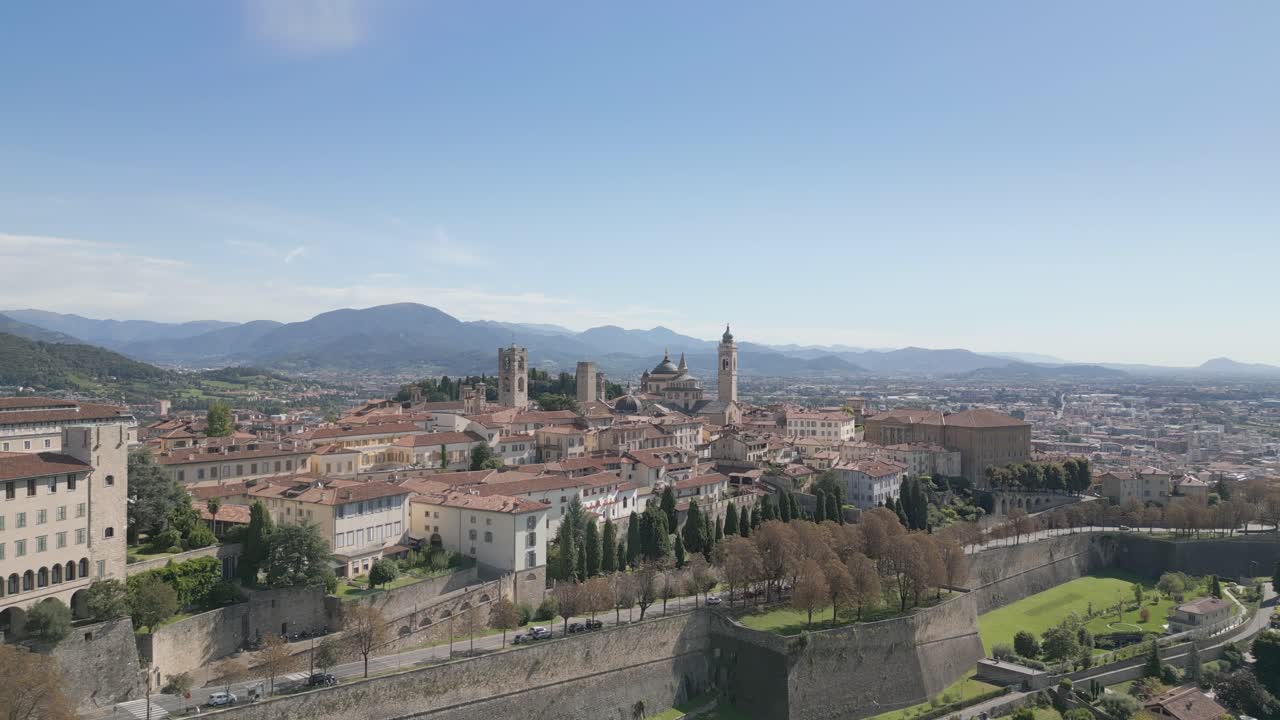 приближаясь к городу бергамо-альта в великолепный солнечный день