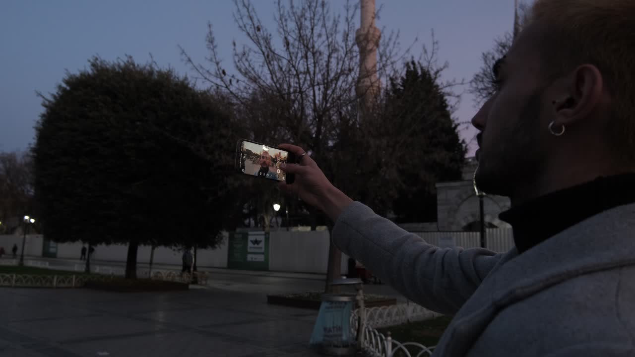 관광객 이 히포드롬 의 사진 을 찍고 있다