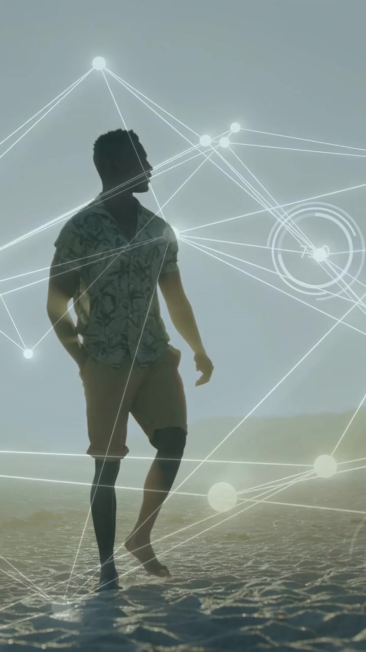 Vídeo vertical: Homem adulto caminhando na praia, o movimento impulsionando uma sobreposição tecnológica que mostra medidores e gráficos de barras.
