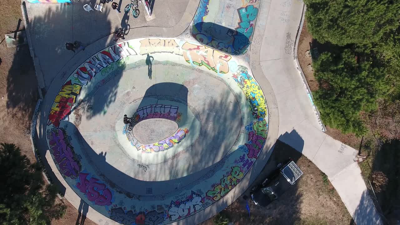 una vista vertical de arriba tomada por un dron sobre un parque de patinaje en el sur de francia.