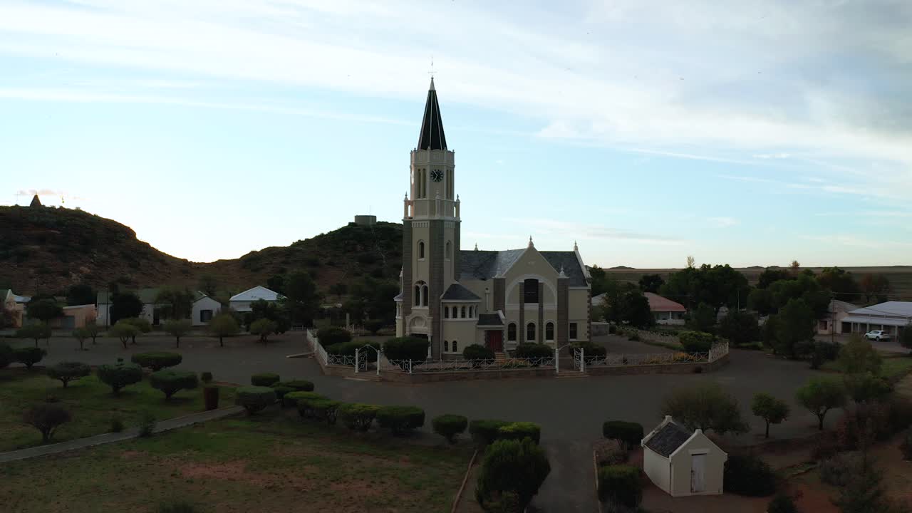 작은 마을 의 교회 의 공중 에서 볼 수 있는 모습