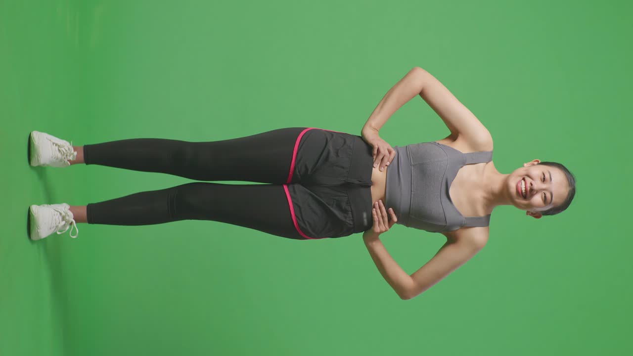 グリーンスクリーンでスポーツウェアを着た女性