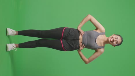 mujer en ropa deportiva en pantalla verde