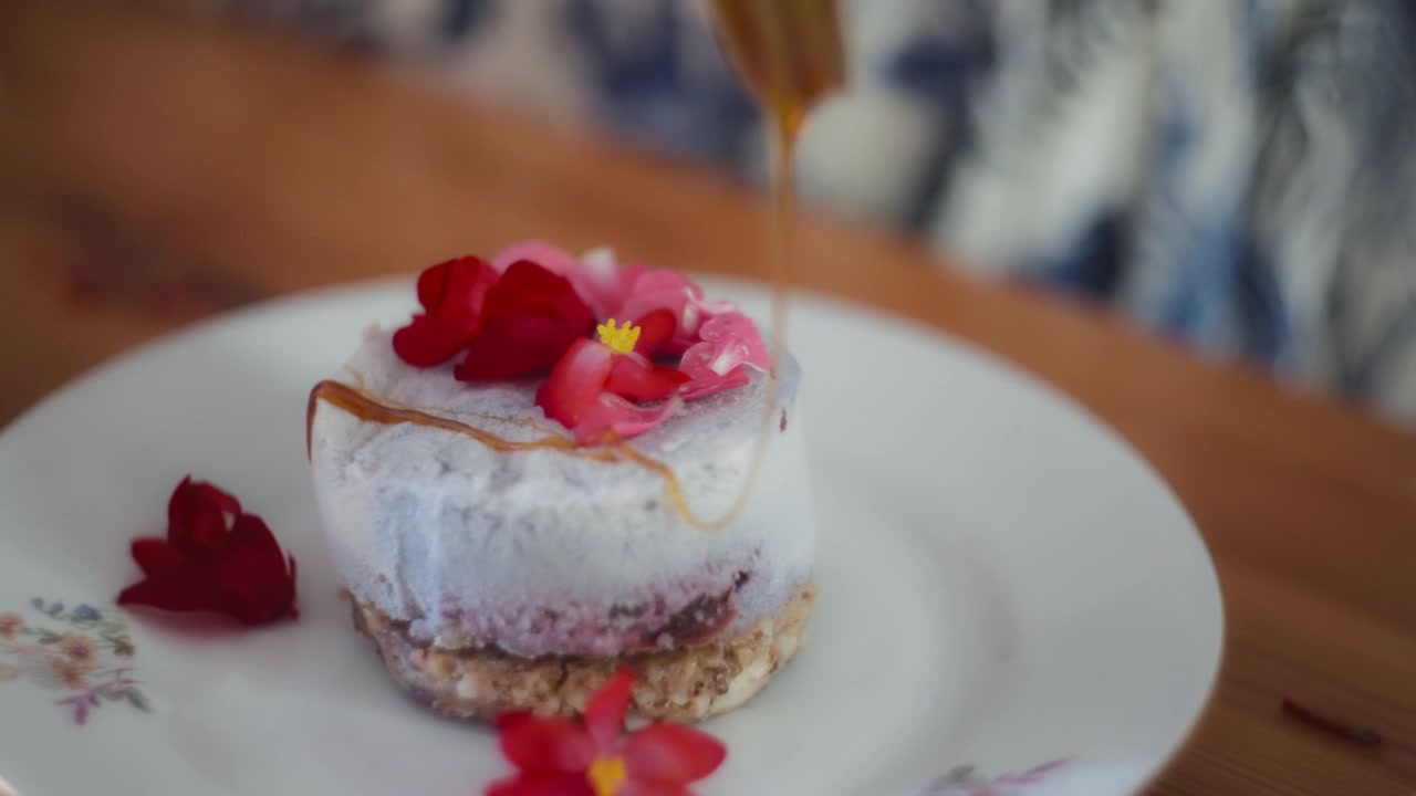 Miele versato su un dessert gourmet