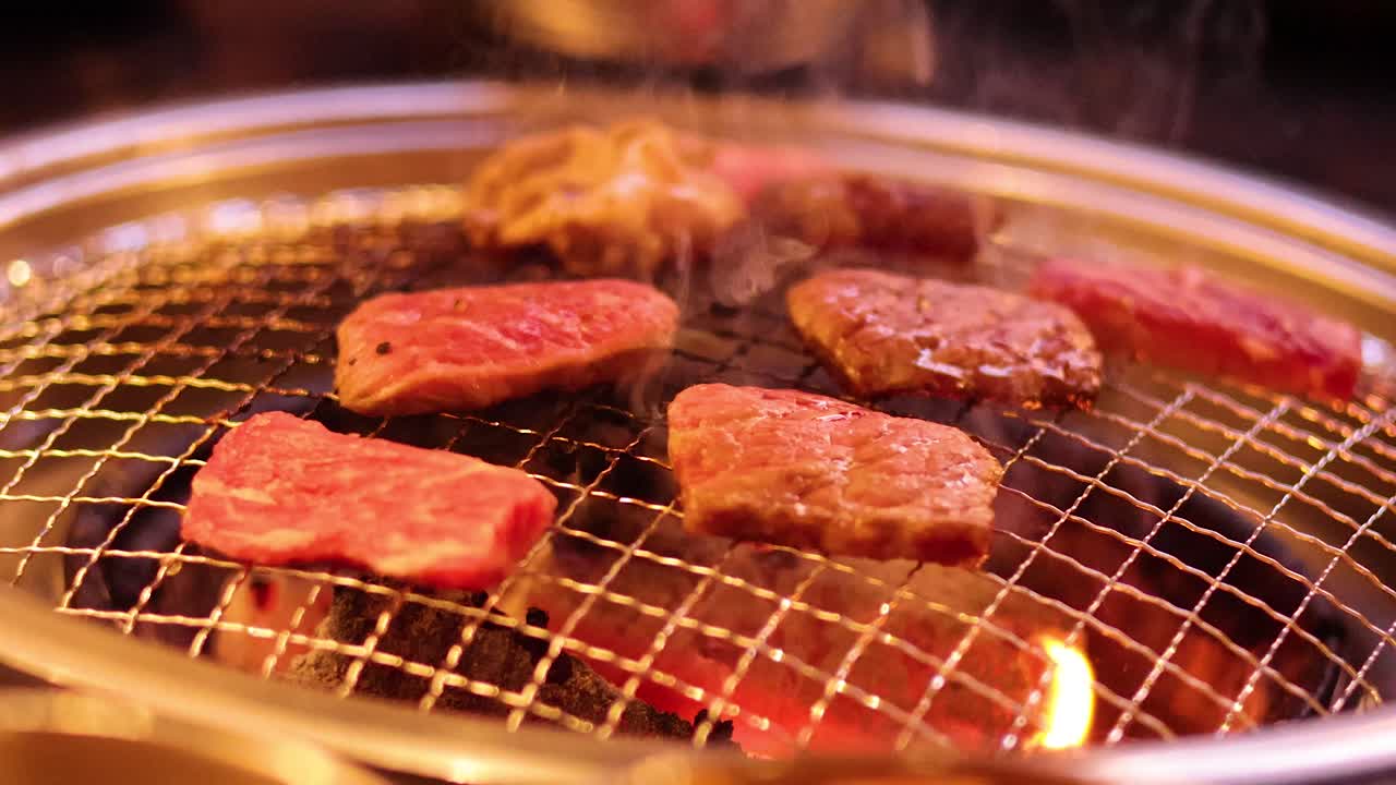 맛있는 김 된 고기 나무 석탄 그릴