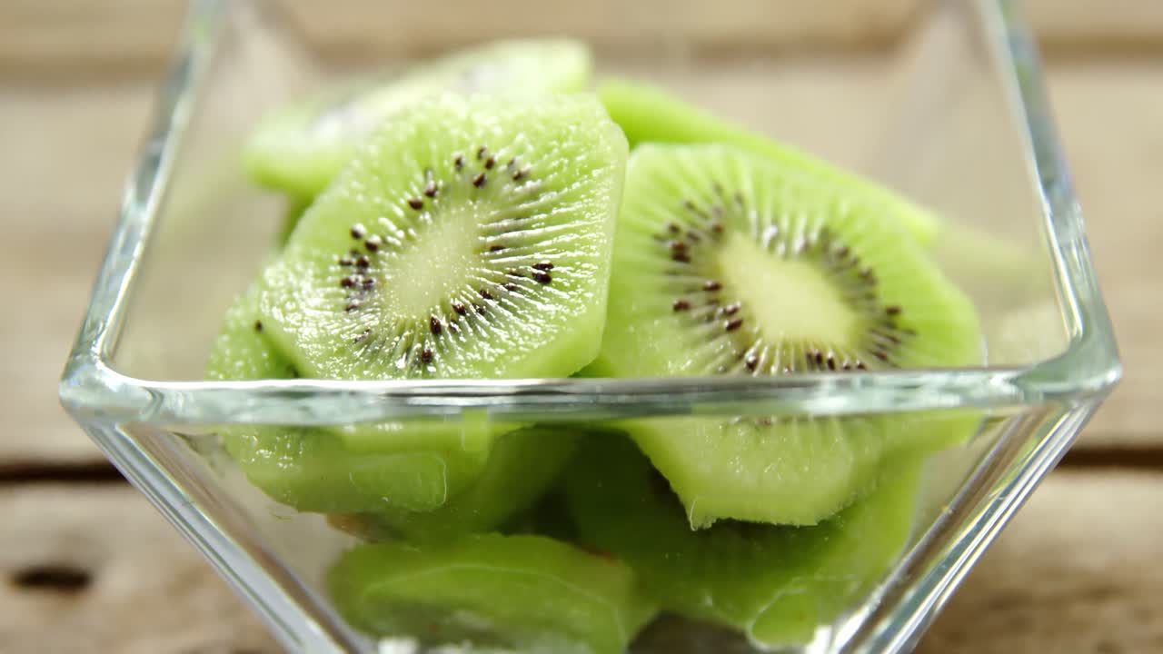 kiwi em fatias numa tigela de vidro